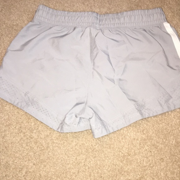 Girls size 10-12 under amour shorts - Picture 3 of 4